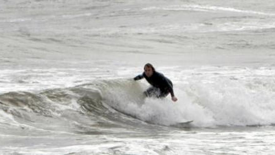 Un surfero en la playa de Cullera