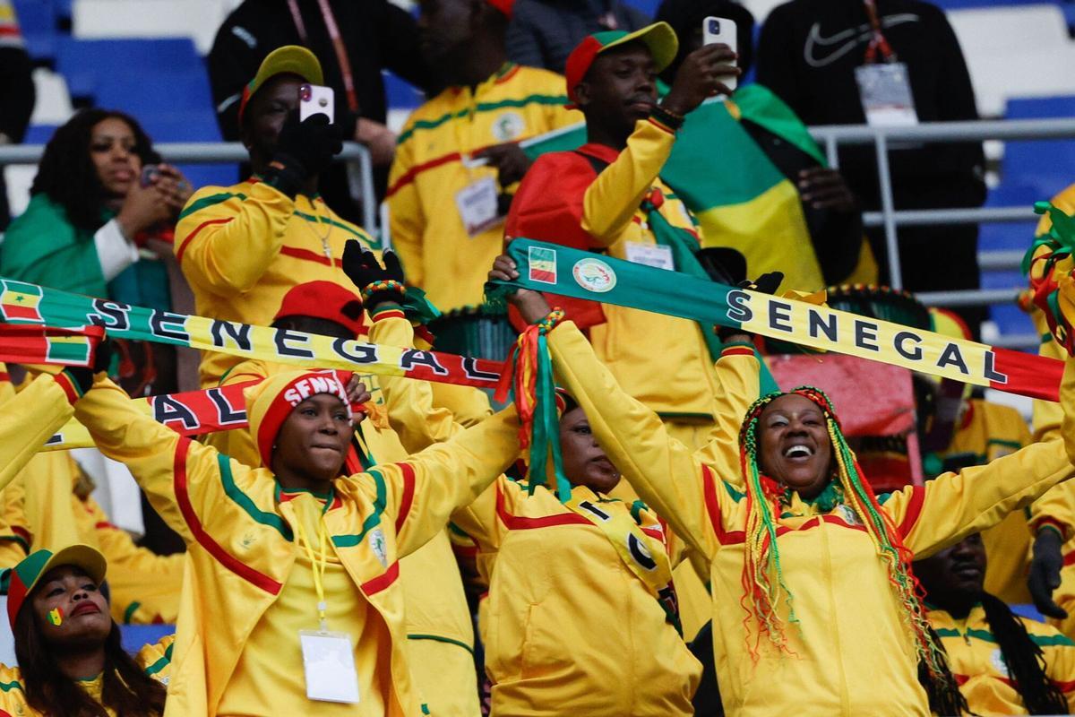 Los aficionados de Senegal animan durante el partido contra Mali.