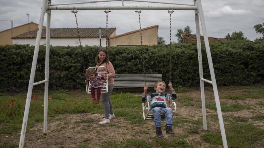 Niños jugando en un columpio de un pueblo de Zamora en una imagen de archivo.