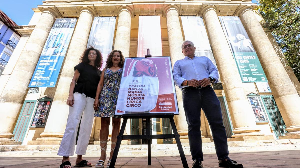 Alicia Garijo, Mª Dolores Padilla y Antonio Manresa, con la nueva imagen del Teatro Principal, que muestra a una espectadora