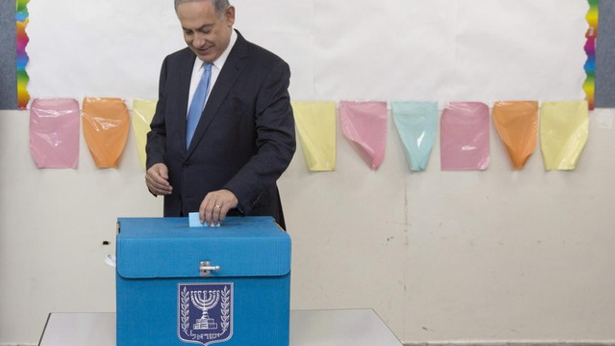 El primer ministro, Binyamin Netanyahu, deposita su voto en un colegio de Jerusalén, este martes.