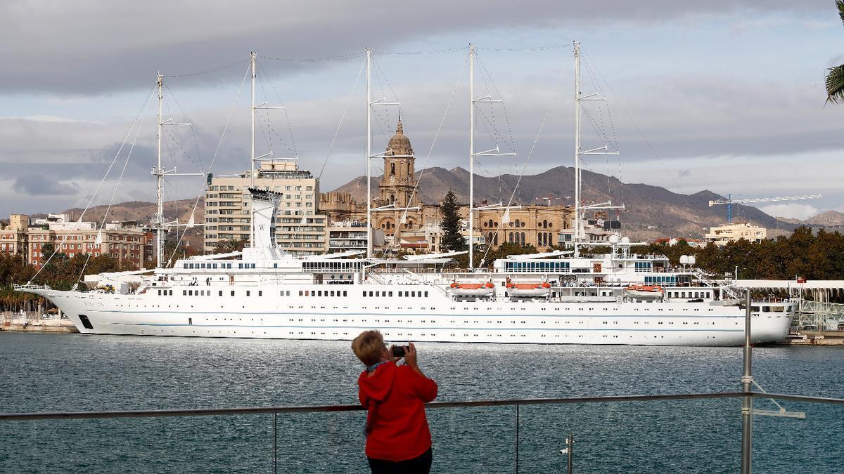 Llegada de un crucero de lujo al Puerto de Málaga.