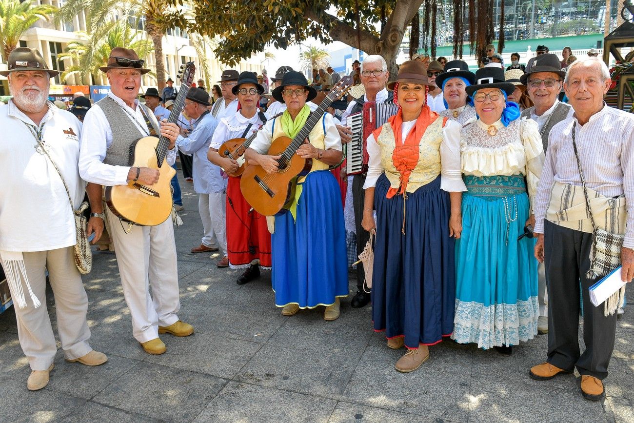 Una romería con bikini en Las Palmas de Gran Canaria