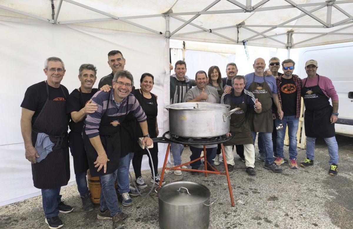 Los cocineros de es Forn preparan el arroz de mantanzas el año pasado. | P.M.V.