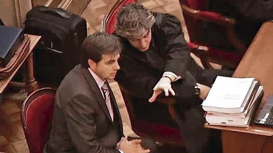 Lluís Corominas, a la izquierda junto a su abogado, durante el juicio por matar a tiros a un hombre junto al chalé de los joyeros Tous. Acabó aceptando una condena de dos años por homicidio imprudente.