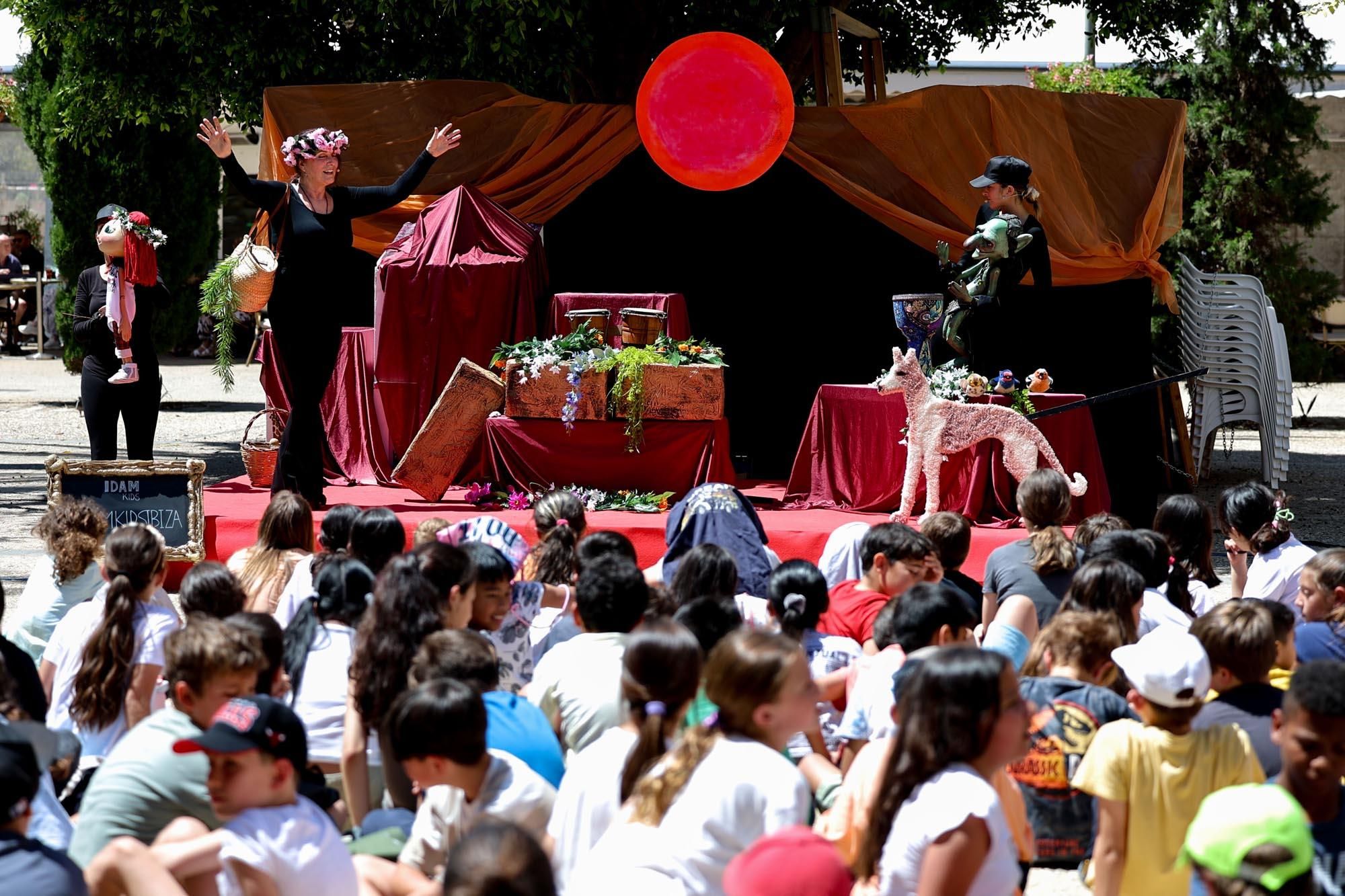 Los escolares de Ibiza visitan la feria Eivissa Medieval