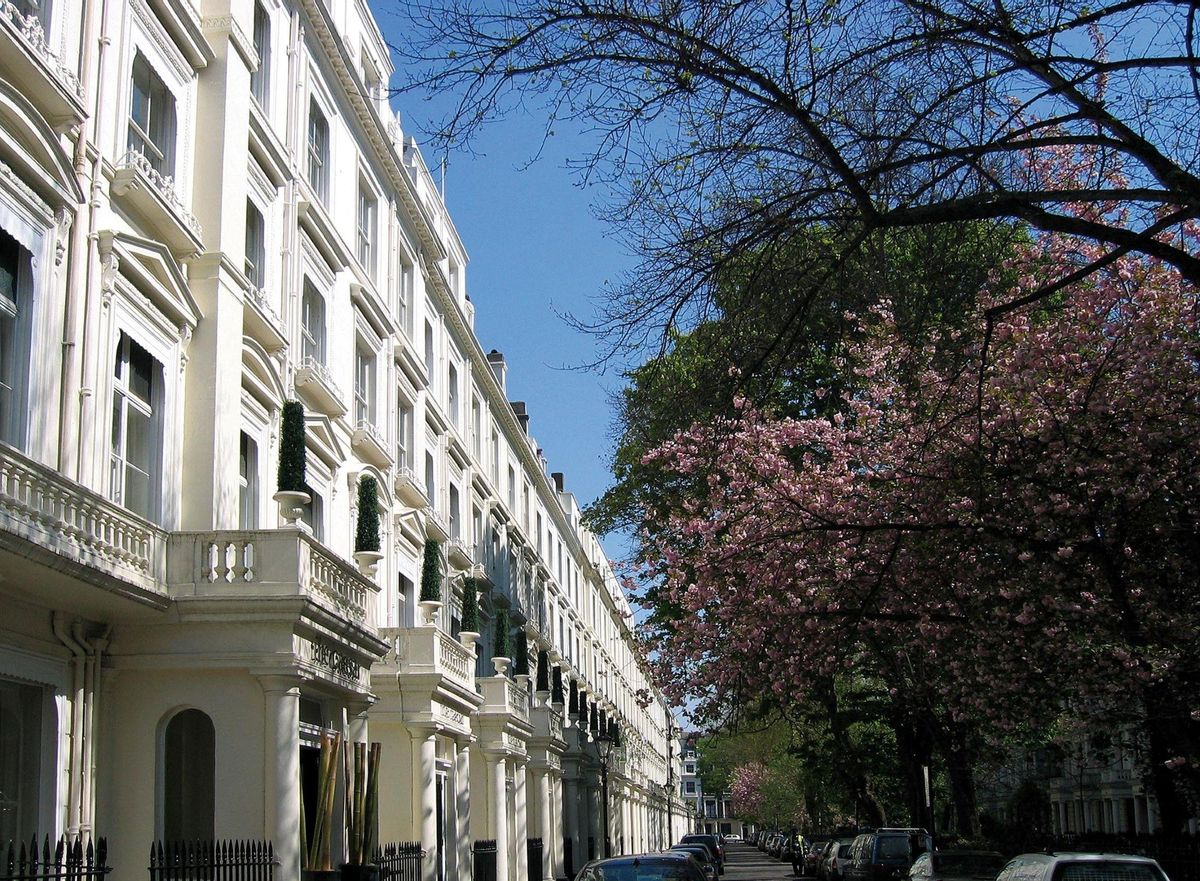 El hotel se encuentra en la calle ajardinada Queen's Garden.