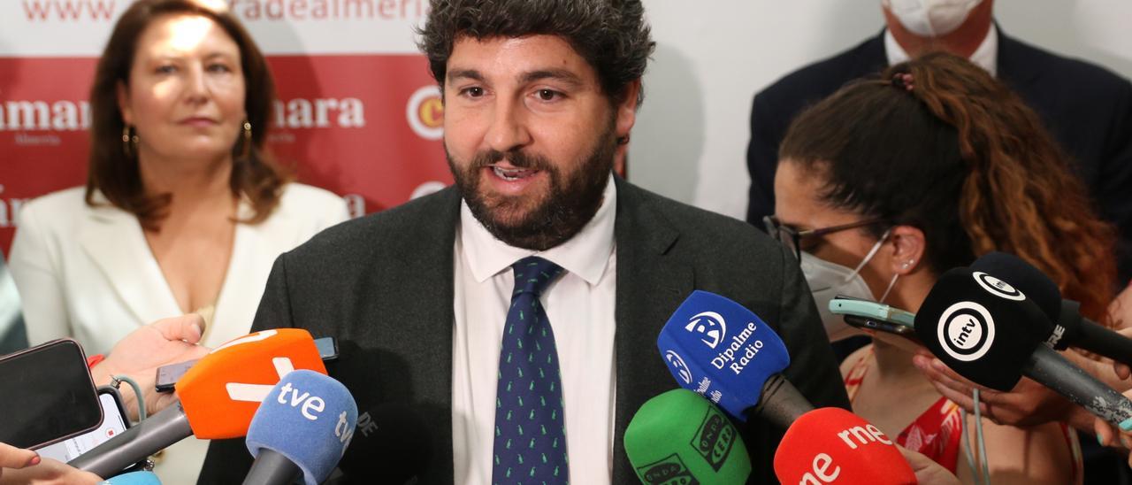 Fernando López Miras atiende a los periodistas en Almería.