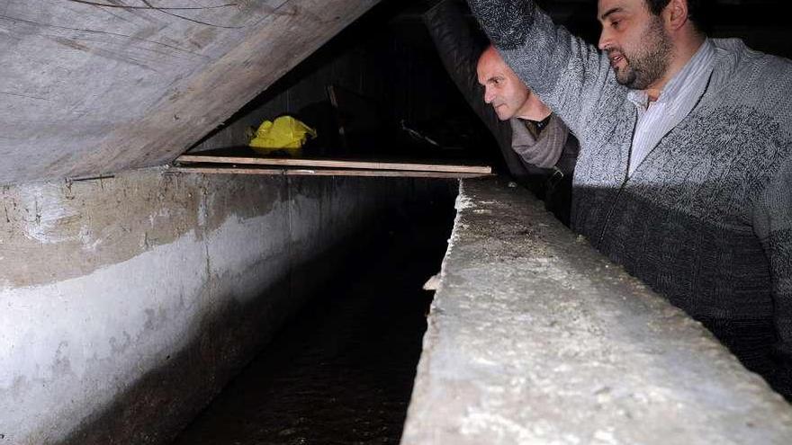 El cauce fluvial atraviesa un garaje de un edificio de Rodrigo de Mendoza