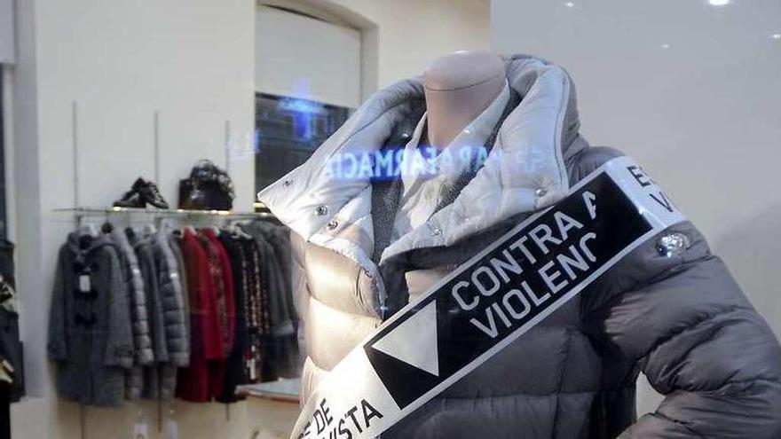 El comercio se sumó a la campaña contra la violencia sexista. // R. V.