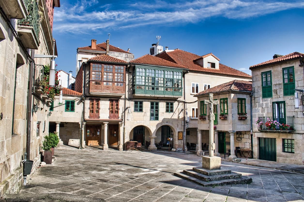 Hermosa plaza de la Leña de arquitectura medieval en la ciudad gallega de Pontevedra, España.