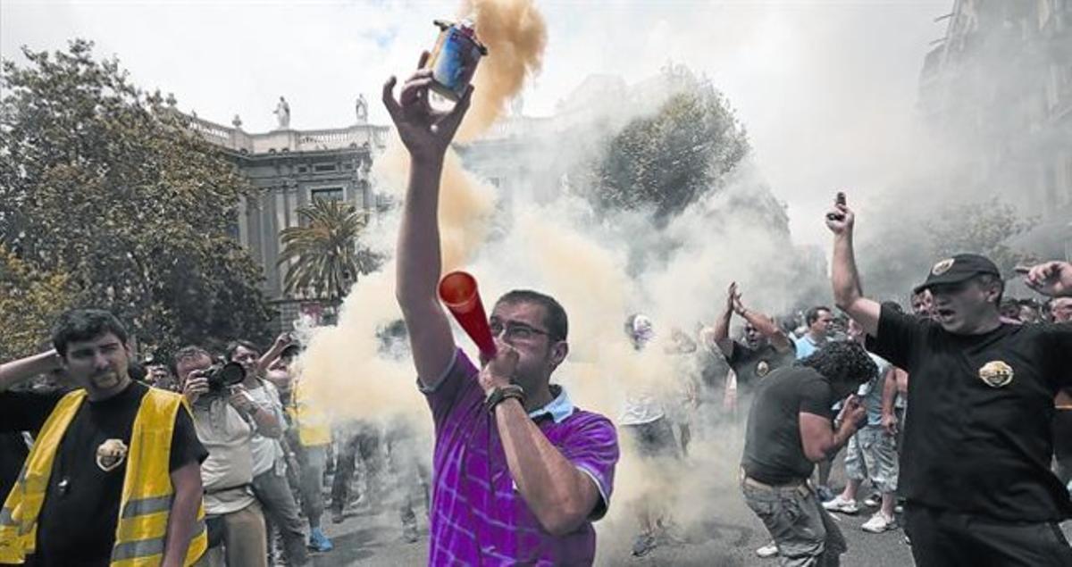 Un moment de la sorollosa manifestació que La Elite va convocar ahir pels carrers del centre de Barcelona per denunciar les aplicacions de mòbil com Uber.