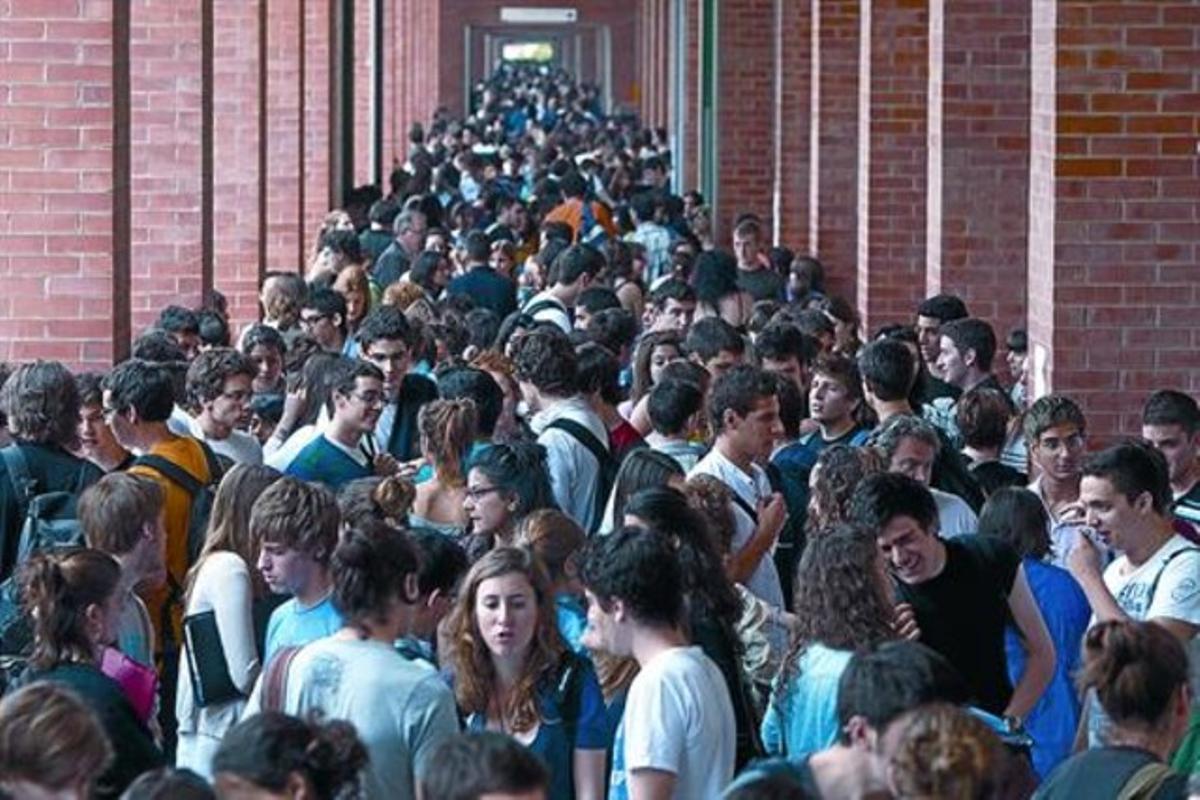 Un moment de descans durant la jornada d’exàmens d’ahir al campus de la UPC a Barcelona. Un moment de descans durant la jornada d’exàmens d’ahir al campus de la UPC a Barcelona.