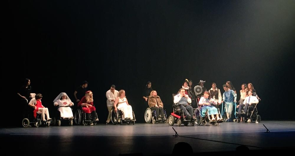 Auxilia Murcia interpreta una obra en el Teatro Circo