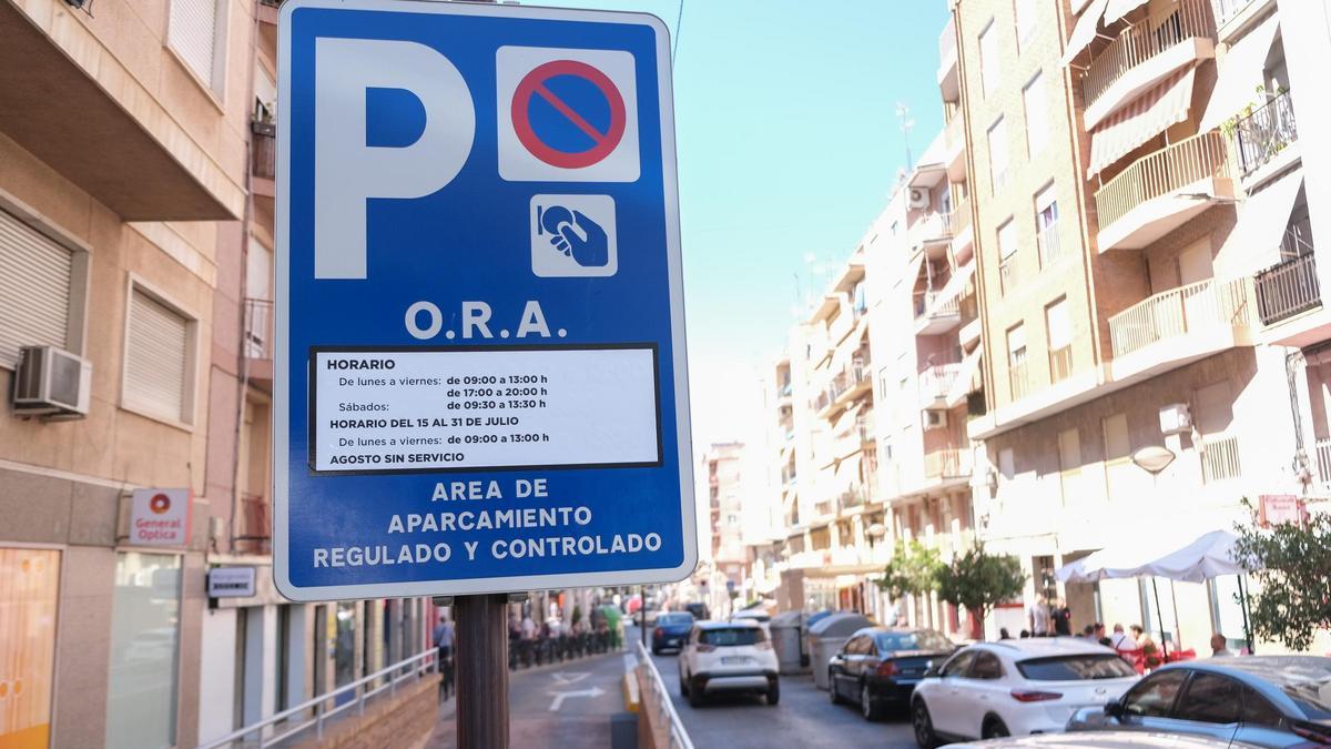 Una calle con zona azul en Elche.