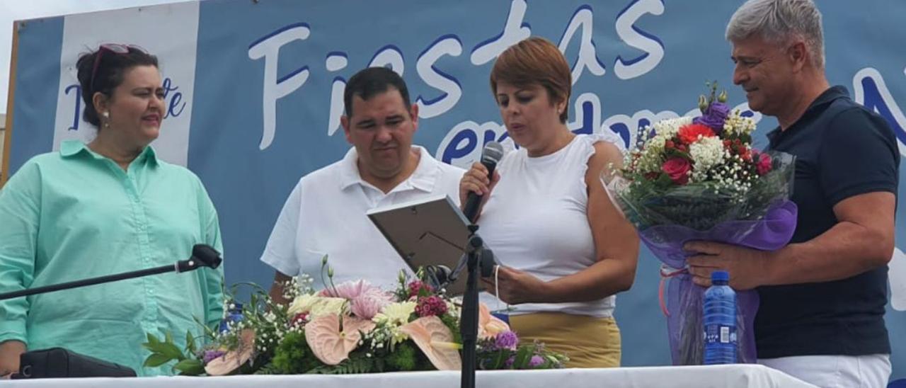 La consejera Minerva Alonso (en el centro) durante el pregón de las fiestas del Carmen de Taliarte.