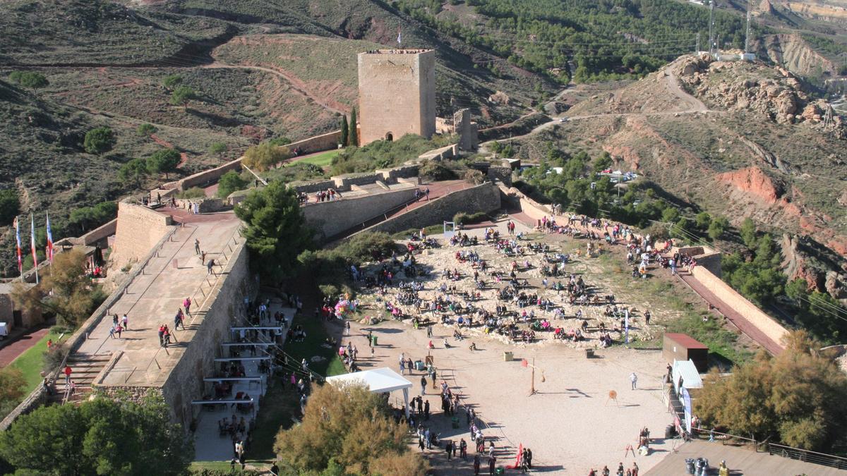 Vista panorámica del Castillo, repleto de lorquinos y visitantes, desde la Torre Alfonsina.