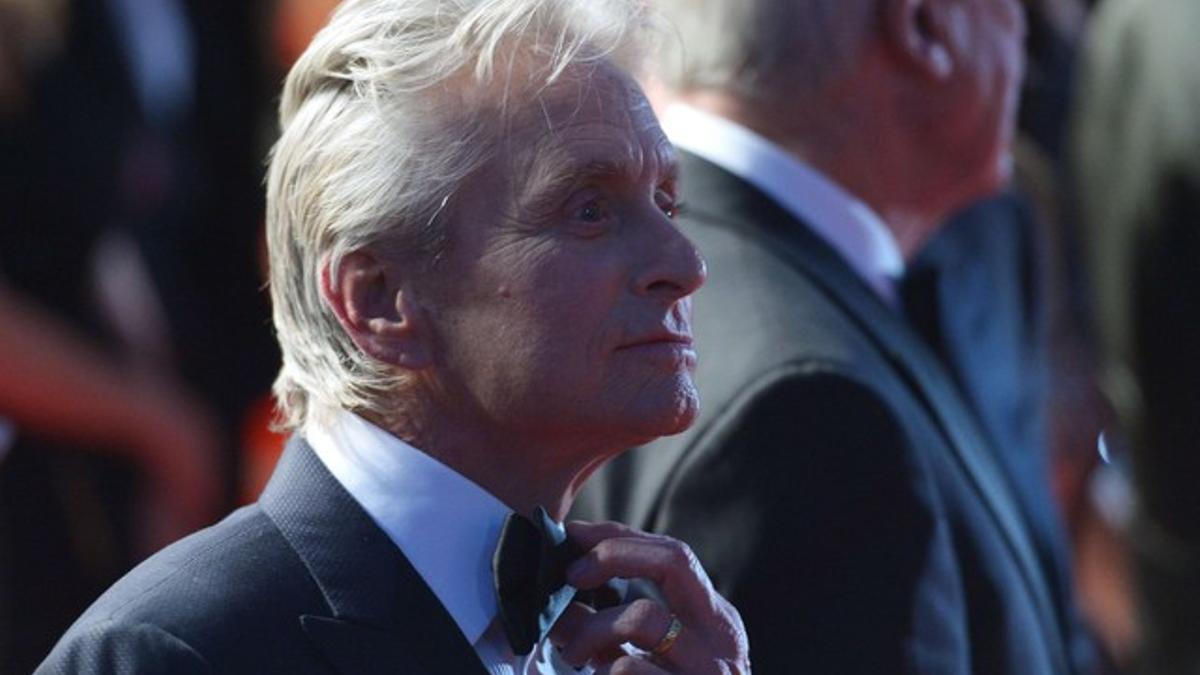 Michael Douglas se ajusta la pajarita, el pasado 21 de mayo, en el festival de Cannes.