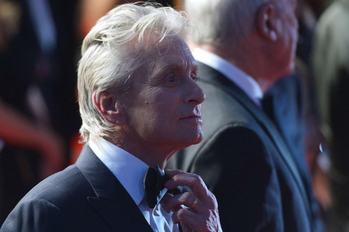 Michael Douglas s’arregla la corbata de llacet, el 21 de maig, al festival de Cannes.