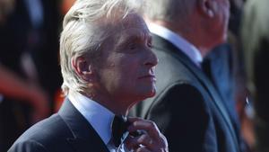 Michael Douglas s’arregla la corbata de llacet, el 21 de maig, al festival de Cannes.