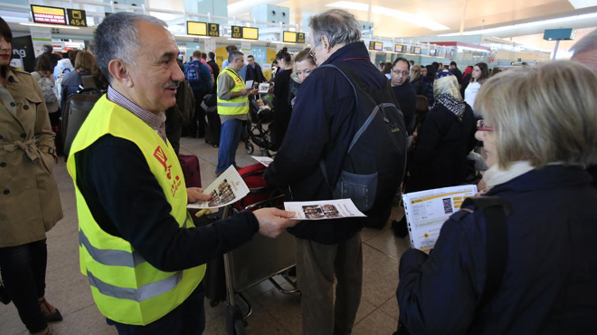 El sindicat de la UGT ha començat a l’aeroport del Prat la campanya ’Keep calm, stop violència’, que va anunciar la setmana passada, després dels incidents de violència soferts per alguns treballadors de l’aeroport.