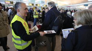 El sindicat de la UGT ha començat a l’aeroport del Prat la campanya ’Keep calm, stop violència’, que va anunciar la setmana passada, després dels incidents de violència soferts per alguns treballadors de l’aeroport.
