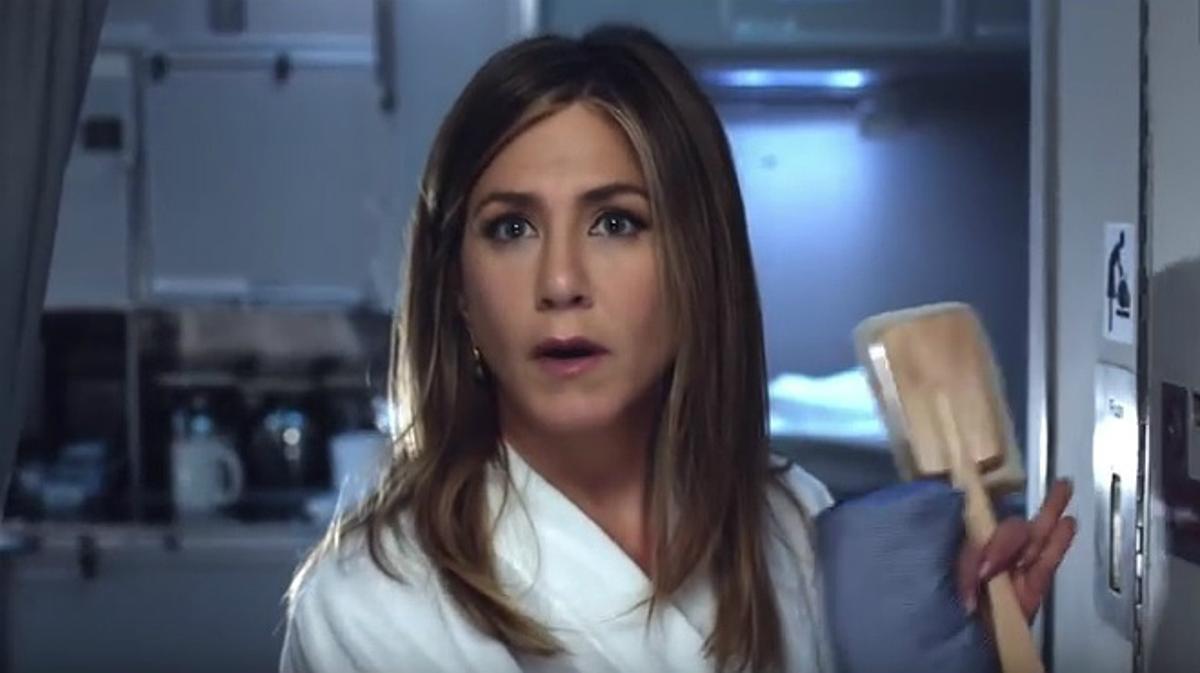 La actriz Jennifer Aniston, en el nuevo y cómico anuncio de la aerolínea Emirates.