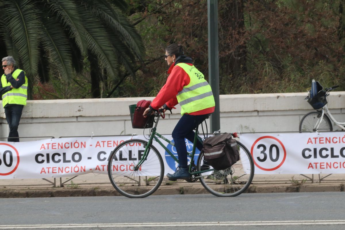 Un ciclista en la ciclocalle del Puente de San Rafael.
