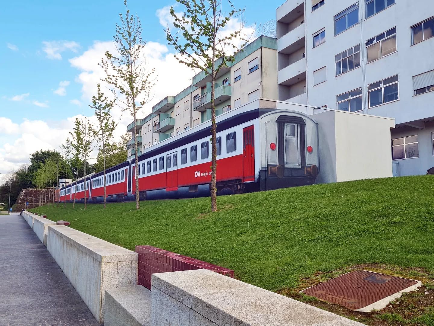 El mural hiperrealista que «devuelve» el tren a Monçao