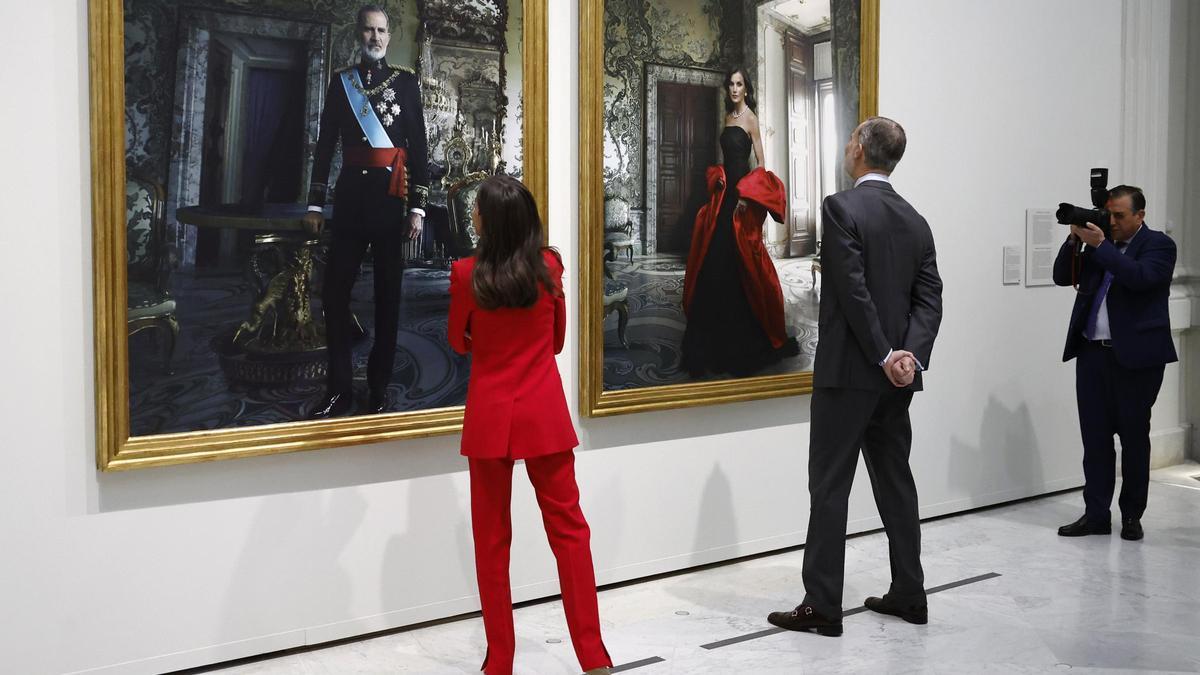 Felipe VI  y la reina Letizia contemplan sus retratos ante la fotógrafa Annie Leibovitz