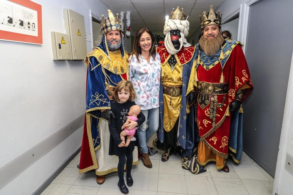 Los Reyes Magos visitan a niños y mayores