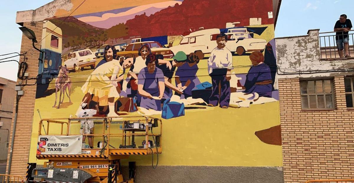 El mural que evoca la romería al Santuario de Rodanas en una de las paredes. | SERVICIO ESPECIAL