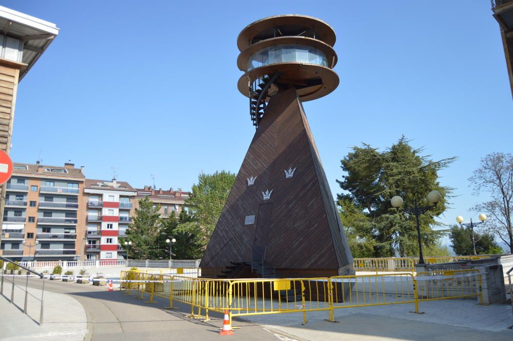 Es desprèn una part de la torre del pavelló