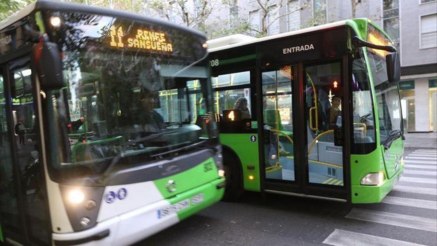 Dos autobuses de la empresa municipal de Aucorsa.