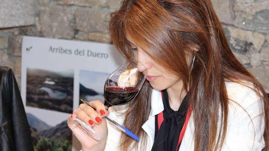 Una de las catadoras huele uno de los vinos en el concurso.