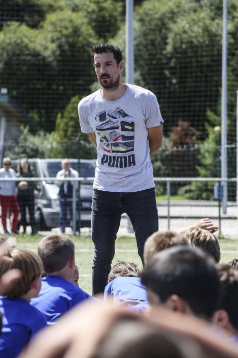 Toché visita el campus del Oviedo