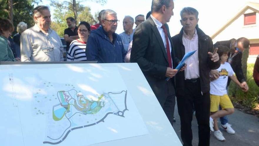 Alguna de las piezas de los toboganes que se instalarán en el parque acuático de Meis. // Noé Parga