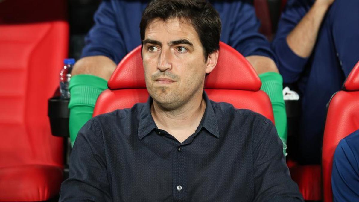 Andoni Iraola, entrenador del Rayo, durante el partido contra el FC Barcelona en Vallecas.