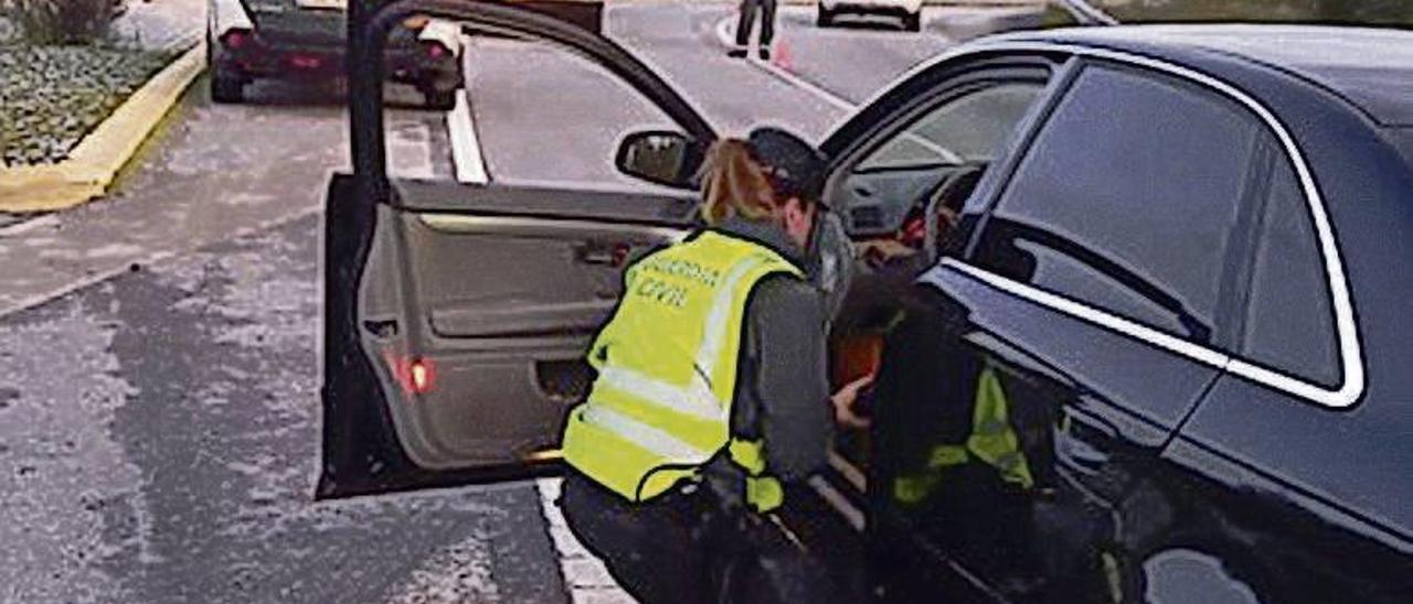 El registro del coche de los grovenses detenidos. // Guardia Civil