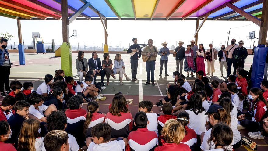 El alcalde de Las Palmas de Gran Canaria conoce en el colegio Santa Bárbara el trabajo de los alumnos con la décima,  fruto de las  sesiones de talleres de la Escuela Verseadora.