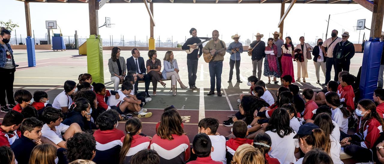 El alcalde de Las Palmas de Gran Canaria conoce en el colegio Santa Bárbara el trabajo de los alumnos con la décima,  fruto de las  sesiones de talleres de la Escuela Verseadora.