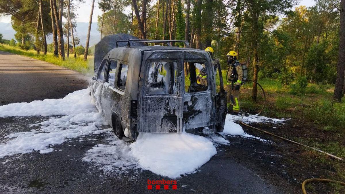 La furgoneta totalment cremada a Breda