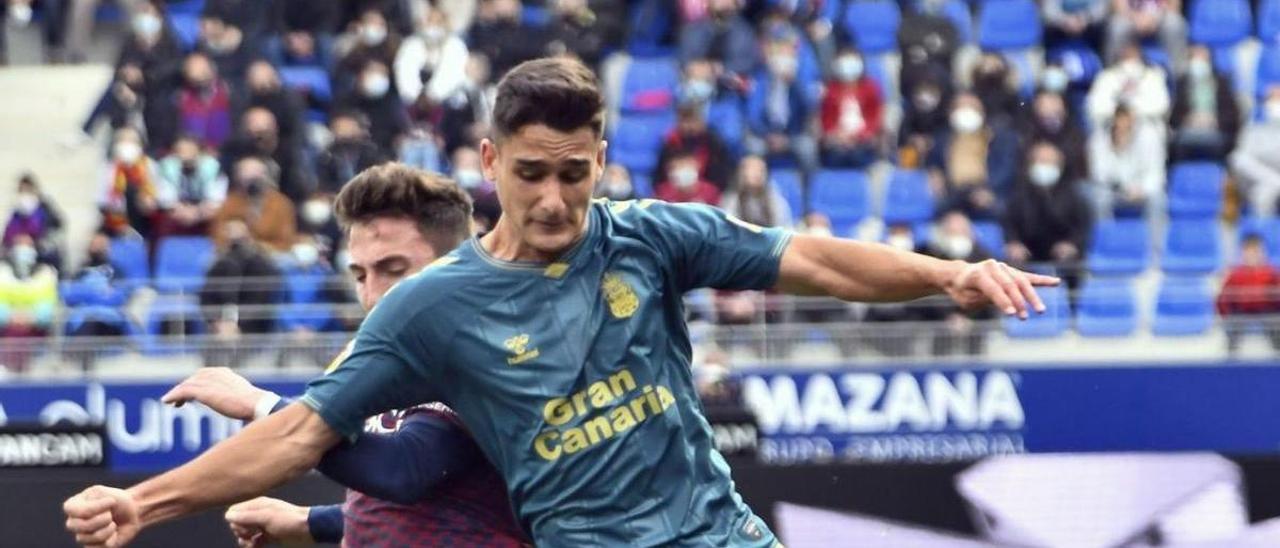 Sergi Cardona pugna por un balón ante Gerard Valentín, del Huesca, en la última jornada disputada por la UD, en El Alcoraz. | | LOF