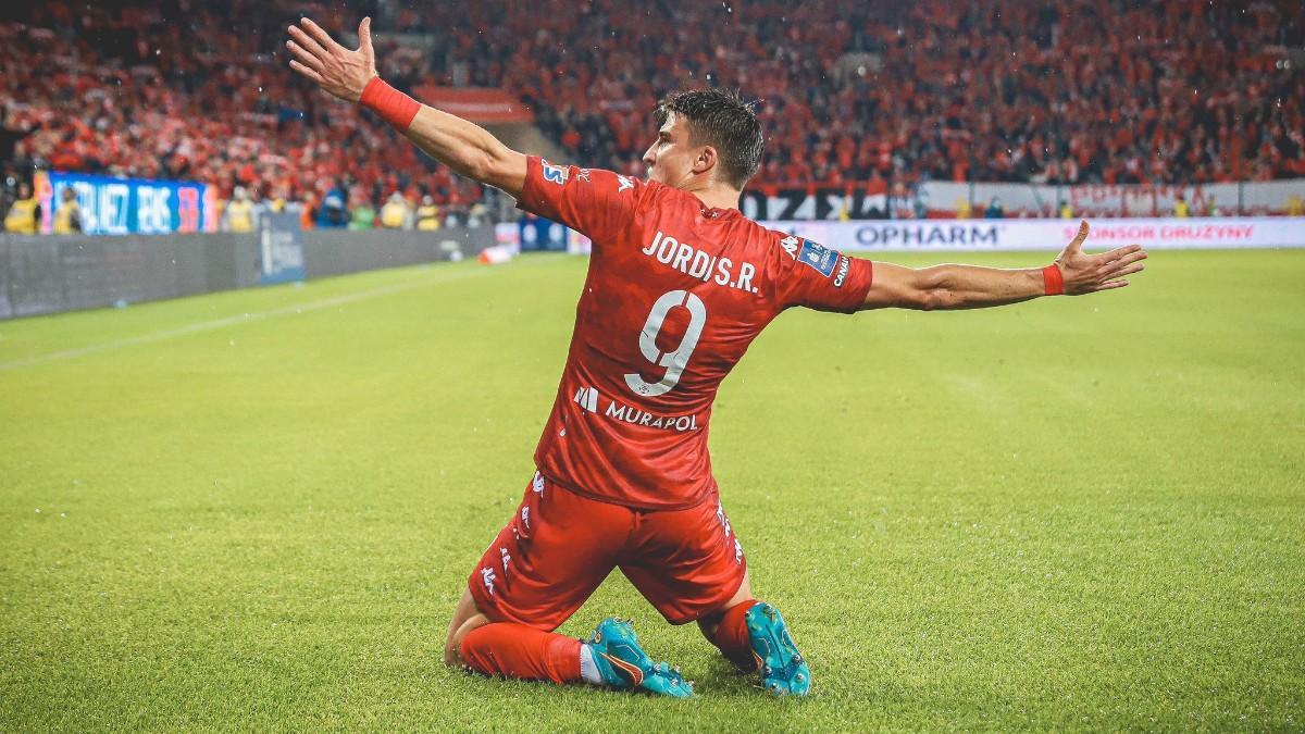 Jordi Sánchez celebra su primer gol como local con el Widzew Łódź