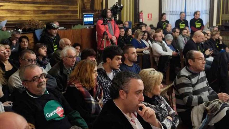 Un momento de la sesión plenaria municipal celebrada ayer, abarrotada de público.