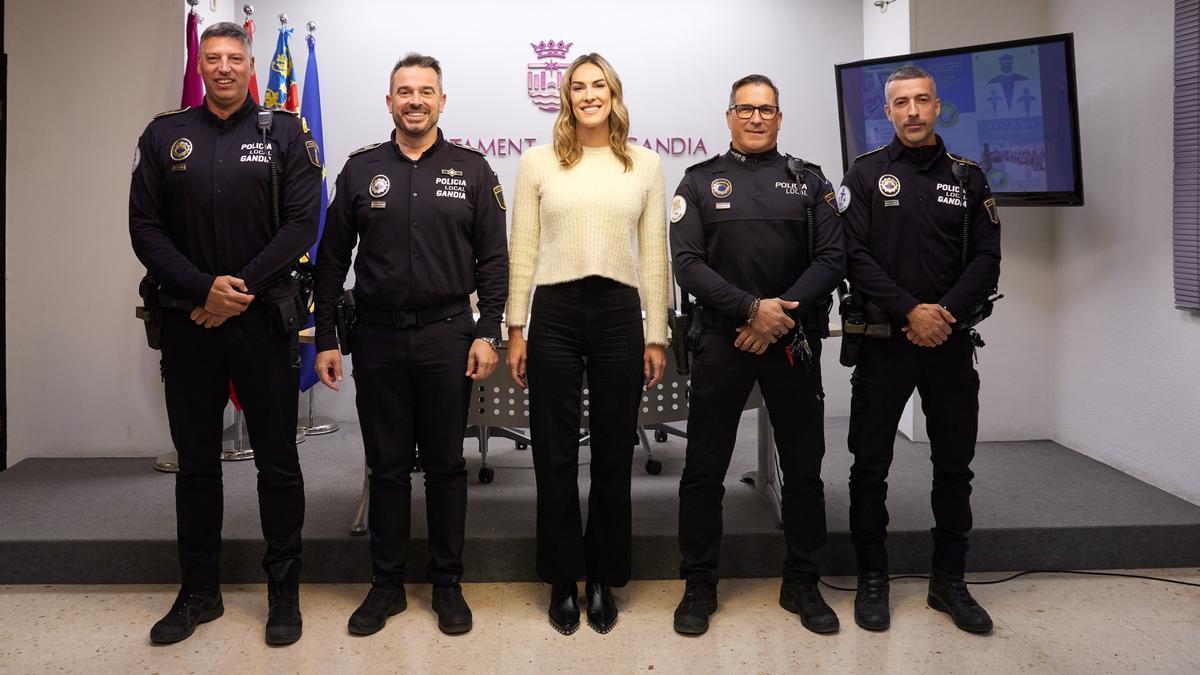 La concejala, con el jefe de la Policía Local de Gandia y los agentes