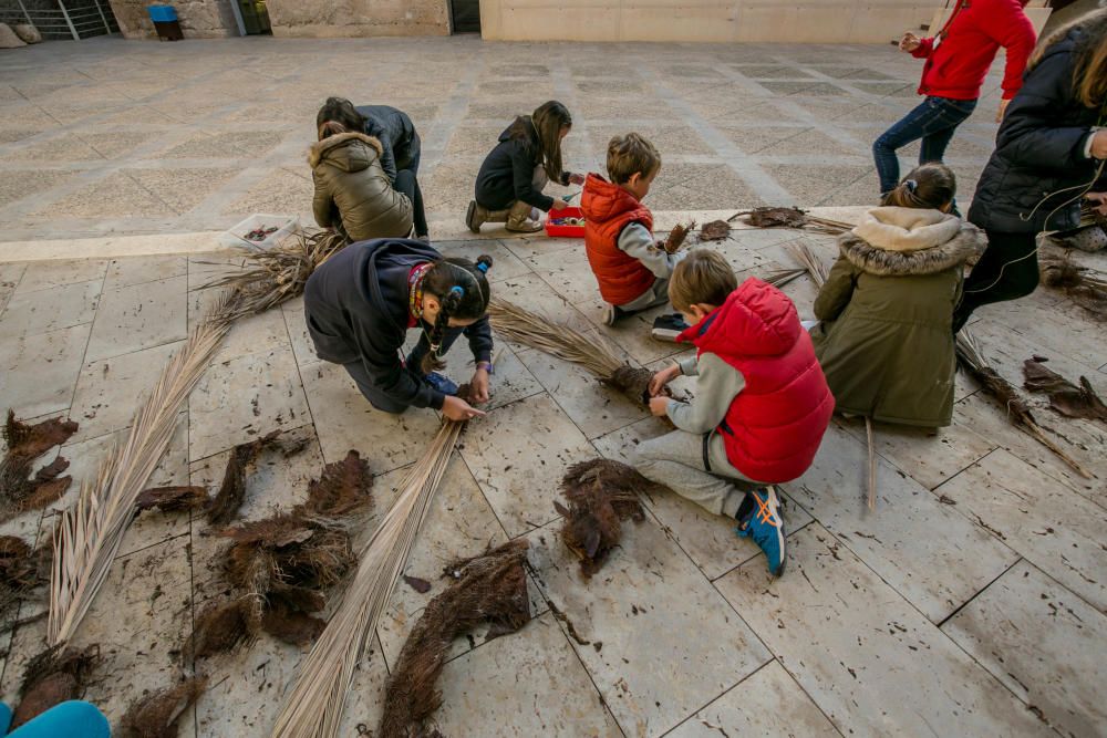 La Asociación de Palmereros y el Museo Arqueológico llevan a cabo talleres con niños para que aprendan a realizar las tradicionales antorchas