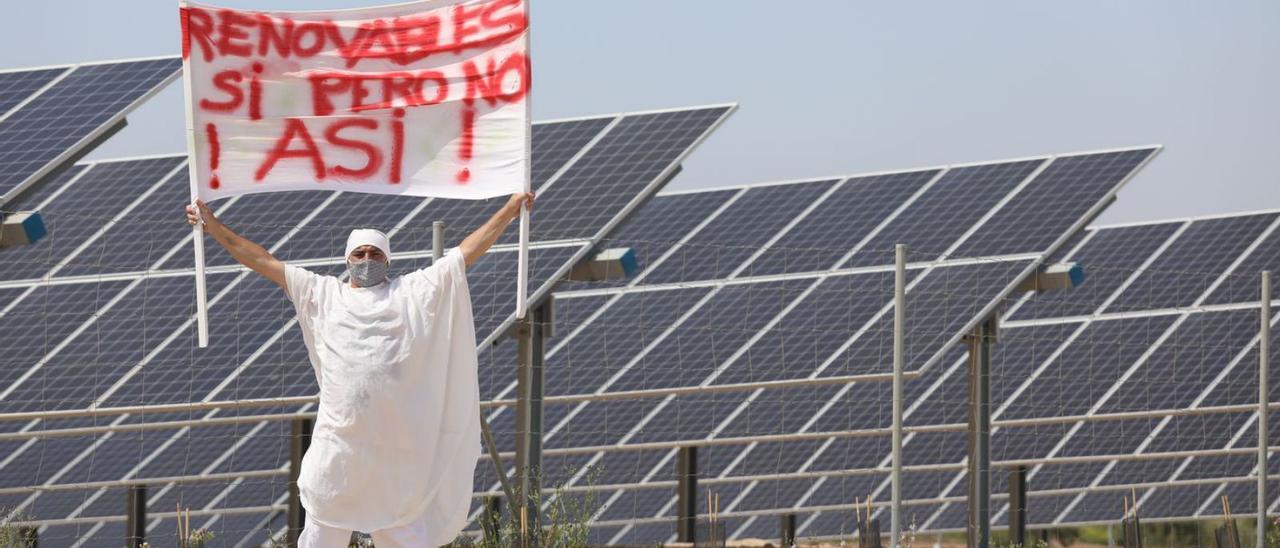 Protesta en La Aljorra (Cartagena) por la instalación de placas solares. | ÁGUEDA PÉREZ