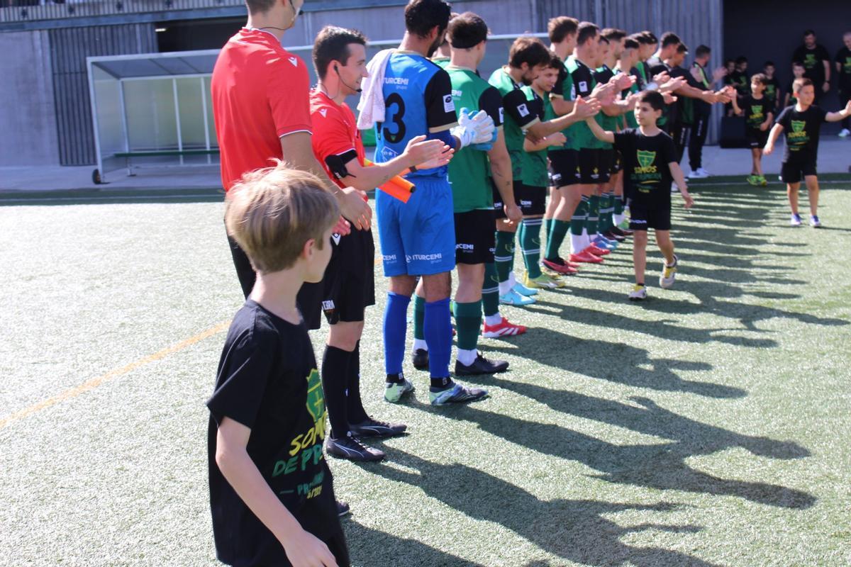 EN IMÁGENES: El pasillo del Hispano a los pequeños del prebenjamín A tras ganar la liga y conseguir el ascenso a Primera