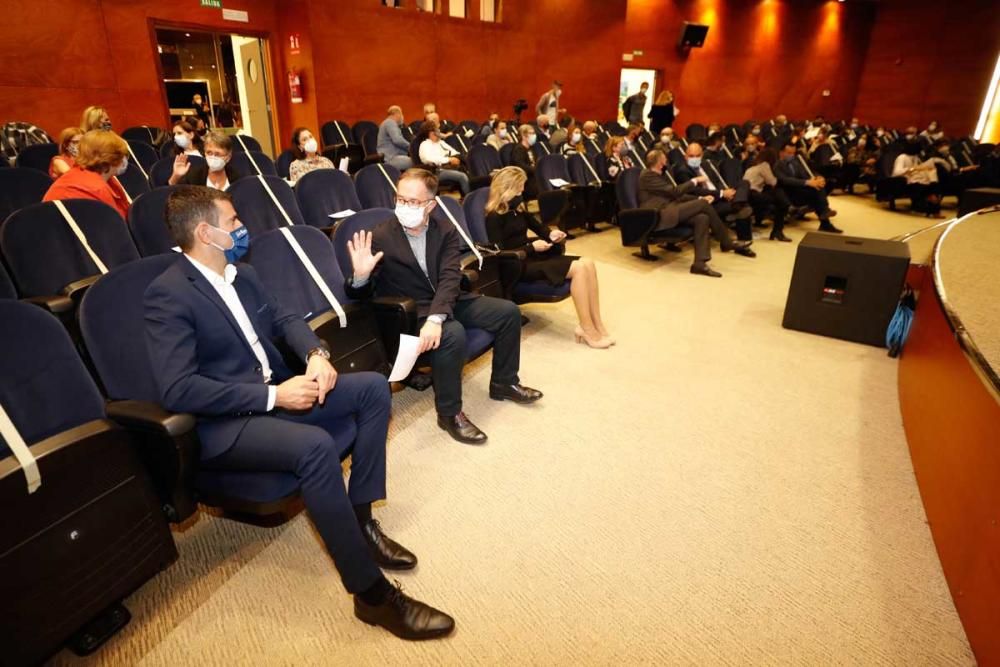 En primer término, Marcos Serra, alcalde de Sant Antoni, charla con Josep Marí Ribas 'Agustinet', alcalde de Sant Josep. A su lado Carmen Ferrer, alcaldesa de Santa Eulària.